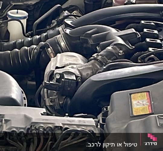 מנוע רכב עם צינורות ומכסה מנוע פתוח